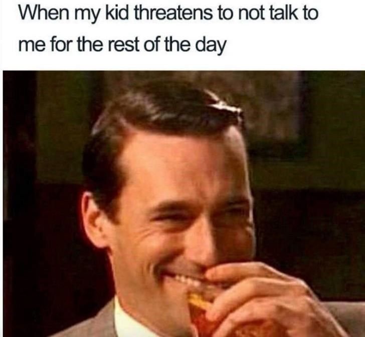 Мужик улыбается ехидно