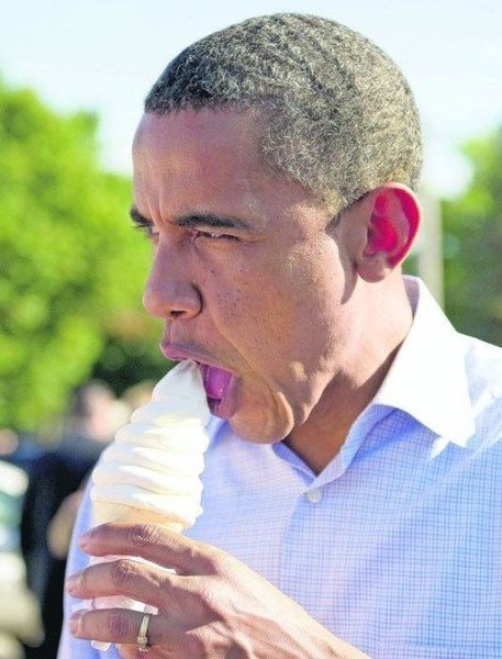 Мужчина ест мороженое