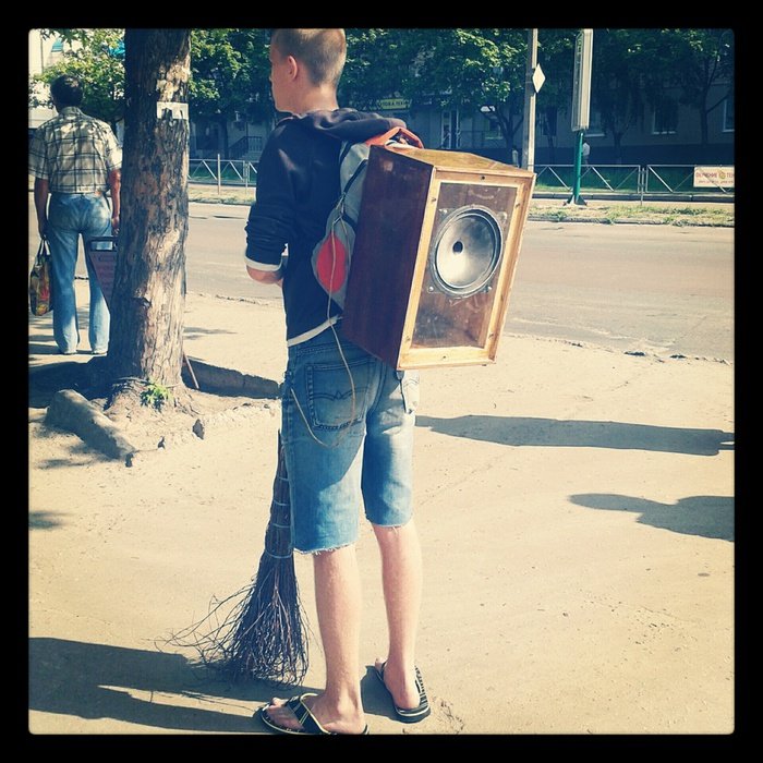 Человек с колонкой