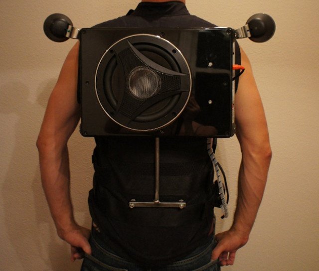 Колонка на плече