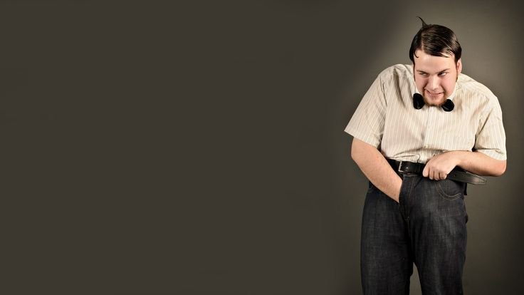 Человек на сером фоне