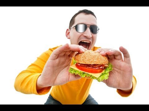 Мужчина ест бургер