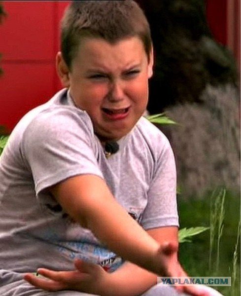 Плачущий толстый мальчик