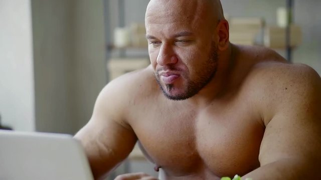 Качки перед ноутбуком