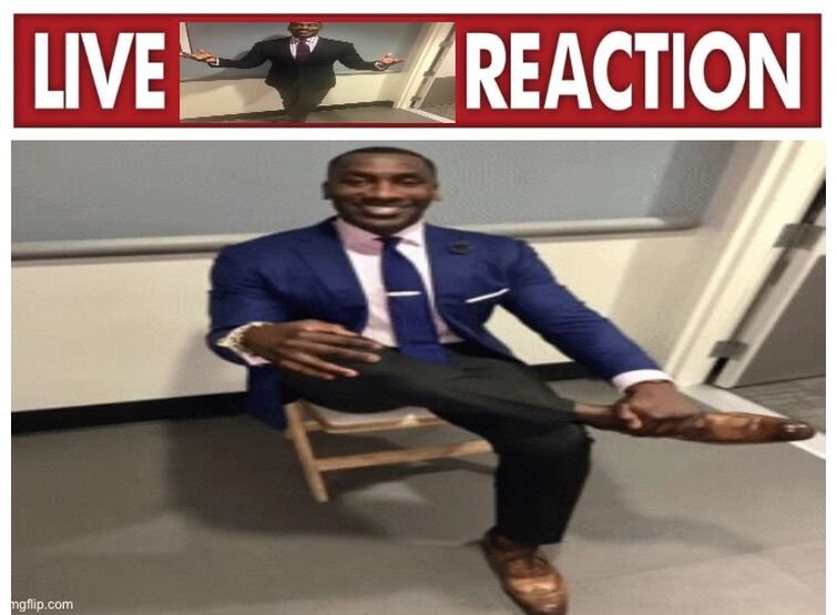 Негр сидит улыбается