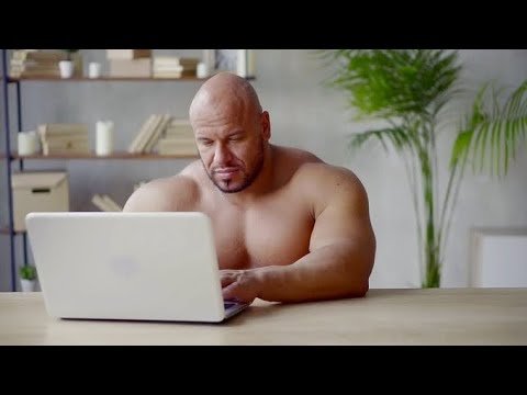 Мускулистый парень за компом