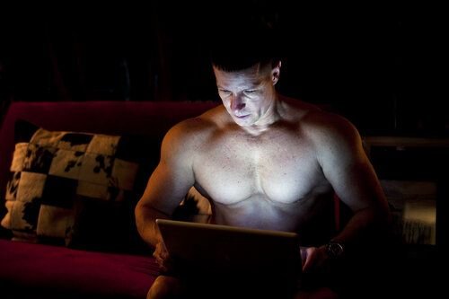 Накаченный мужчина у ноутбука