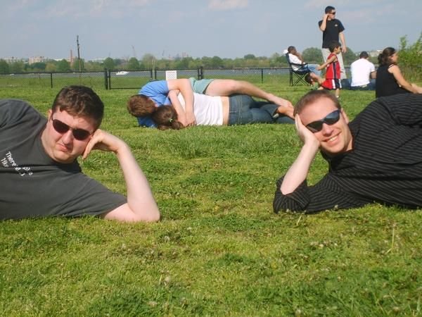 Мужчина на заднем плане