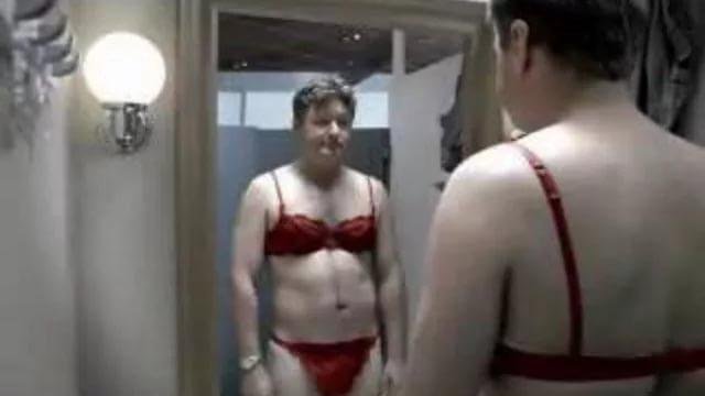 Мужчины в женских бюстгальтерах