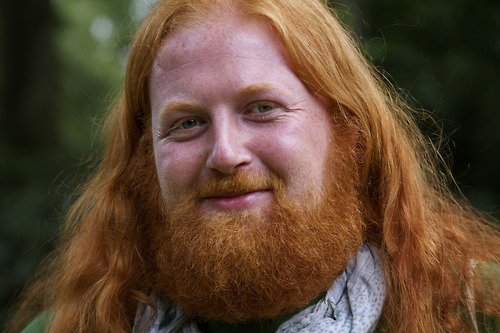 Толстый рыжий мужчина с бородой