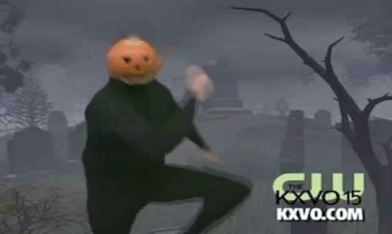 Танцующий человек с тыквой на голове