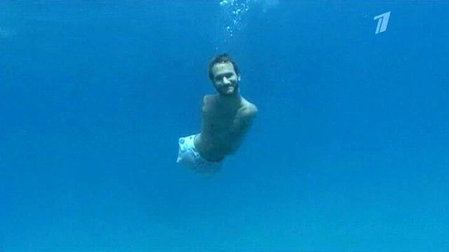 Ник Вуйчич плавает в бассейне