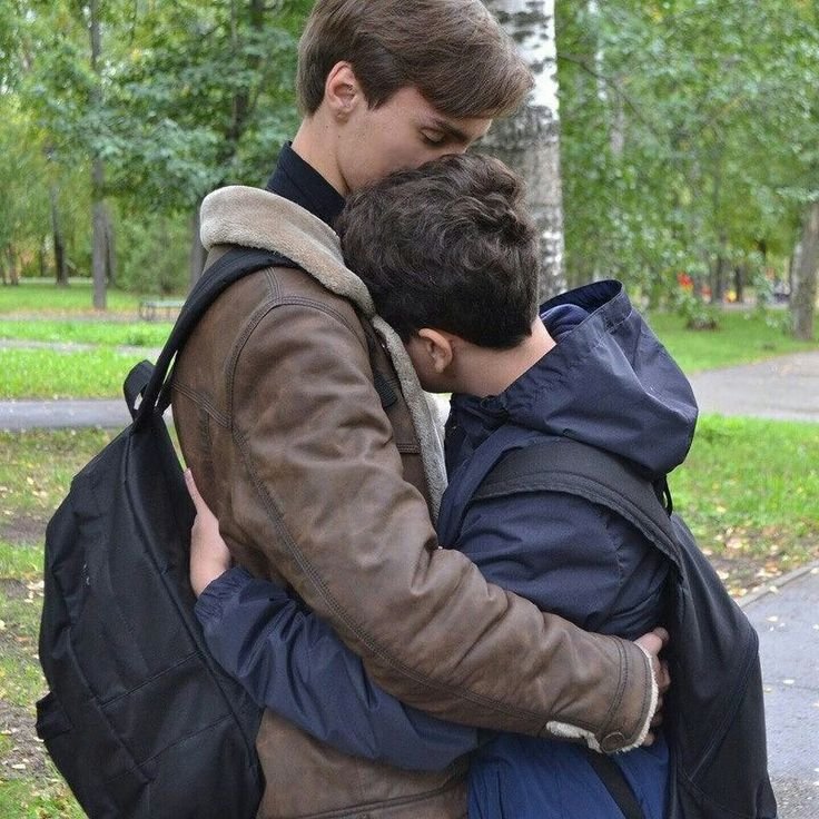 Парень обнимает парня