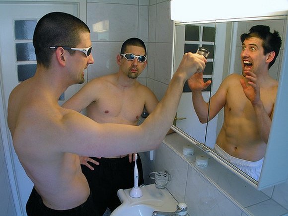 Чувак перед зеркалом