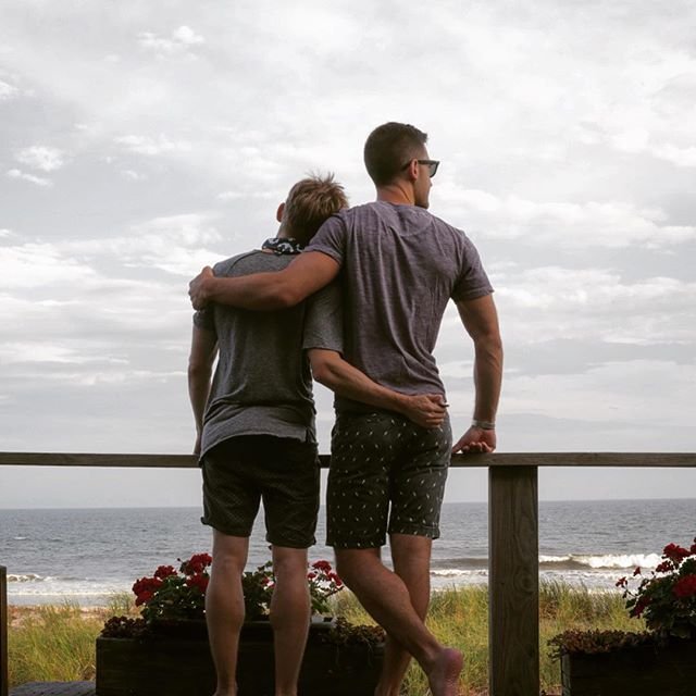 Два парня в обнимку