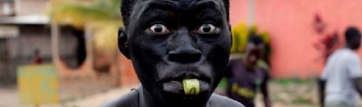 Негр улыбается