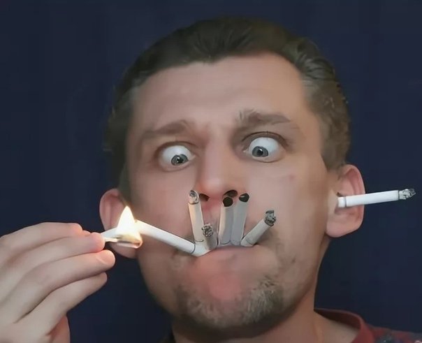 Смешные люди с сигаретой