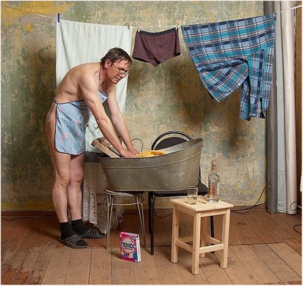 Женщина стирает