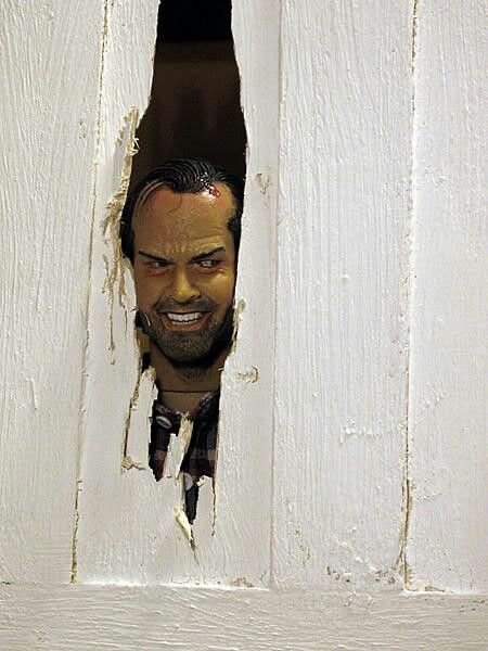 Человек выглядывает из за угла