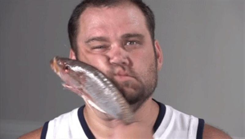 Мужик дает леща