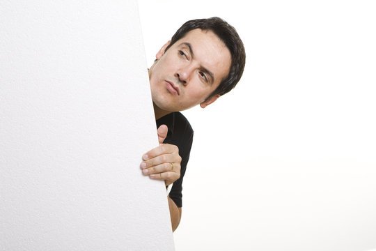 Человек выглядывает из за угла