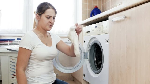 Девушка в белом платье застряла в стиралке