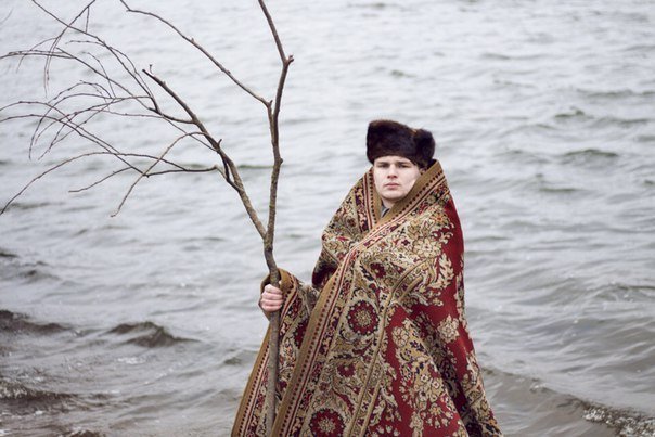 Мужчина с ковром