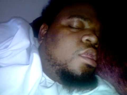 Чернокожий спит