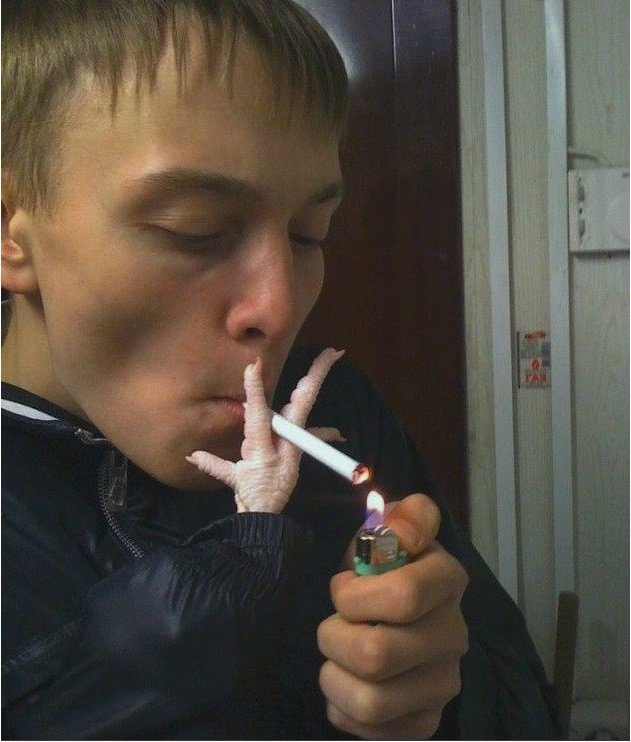 Школьник с сигаретой