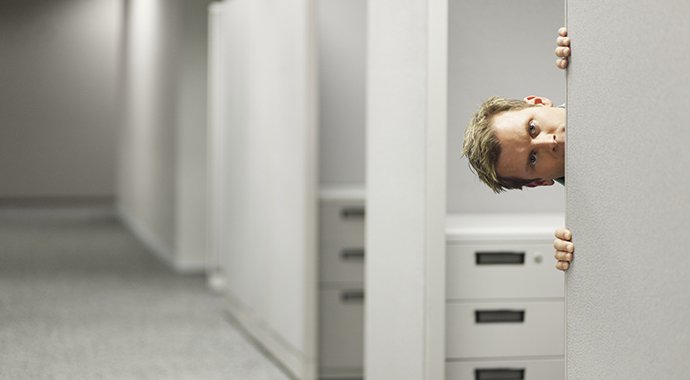 Человек наблюдает из за угла