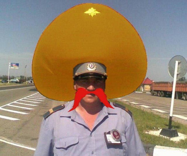 Гаишник с большой шляпой