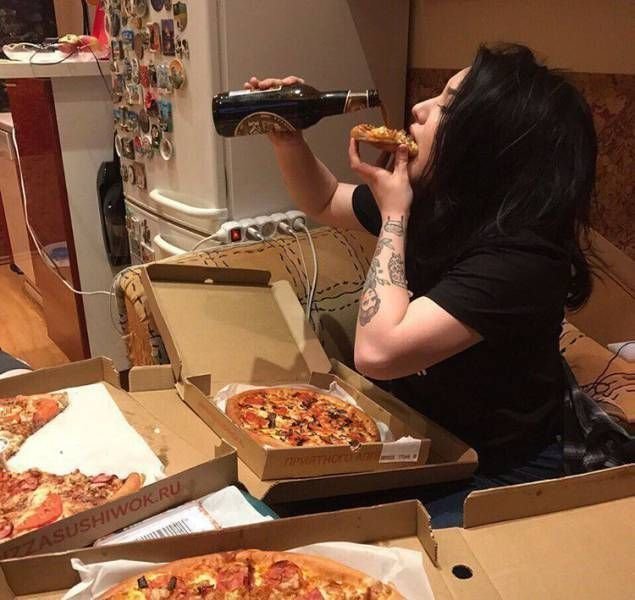 Девушка с пиццей