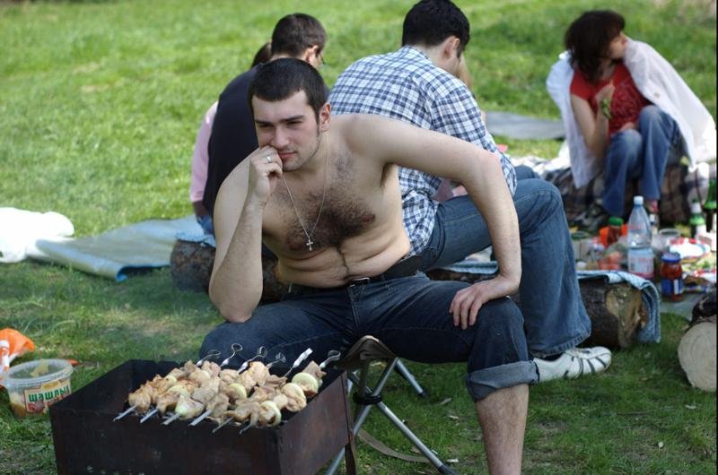 Мужики на шашлыках