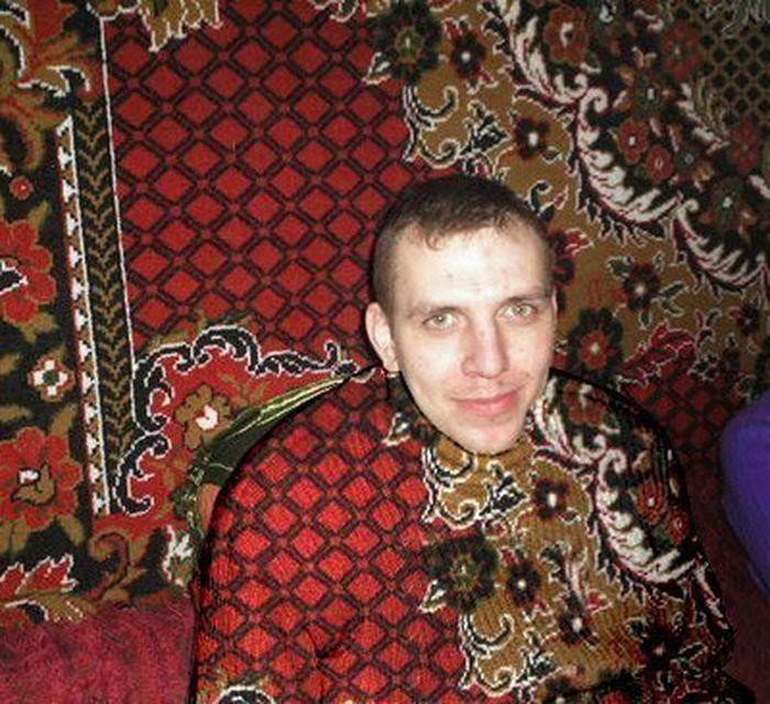 Мужчина на фоне ковра