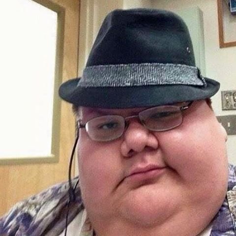 Толстый мужик в шляпе