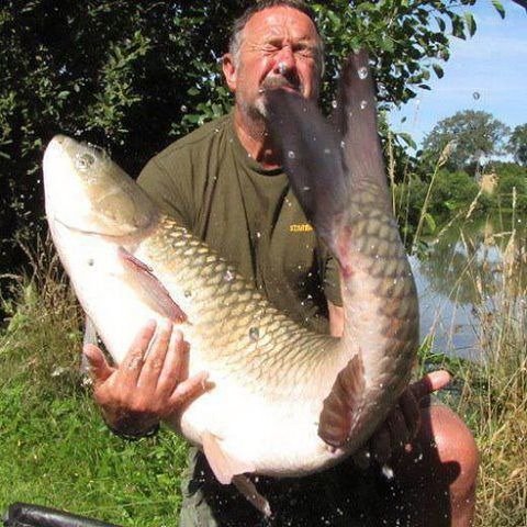 Мужик с большой рыбой