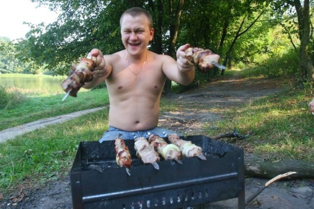 Мужики на шашлыках