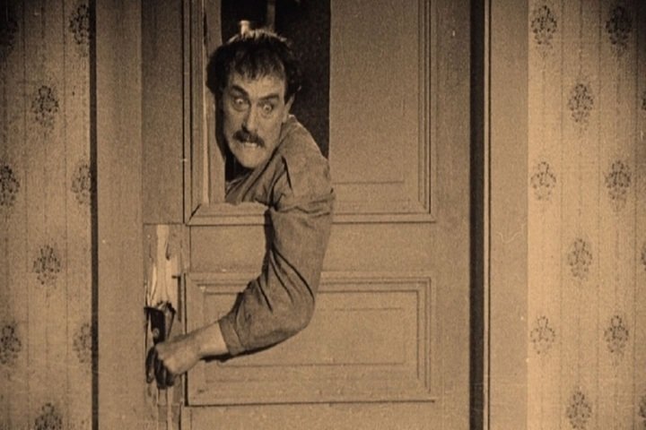 Вышибает дверь