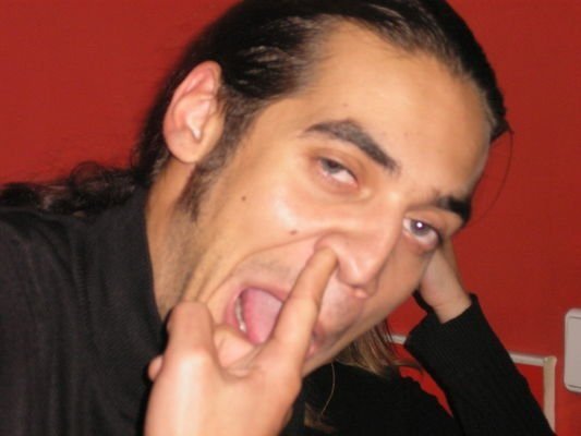 Чувак ковыряется в носу