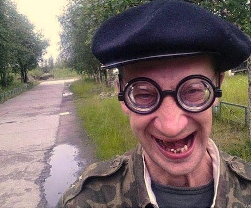 Смешной в очках