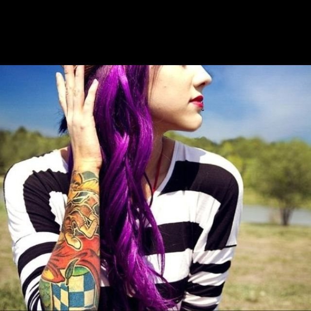 Девушка с разноцветными волосами и девушка с черными волосами