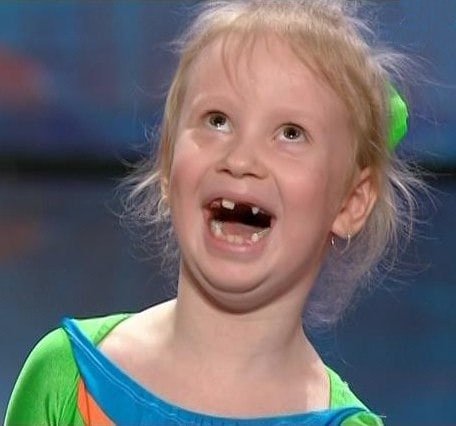 Девочка без зуба смеется