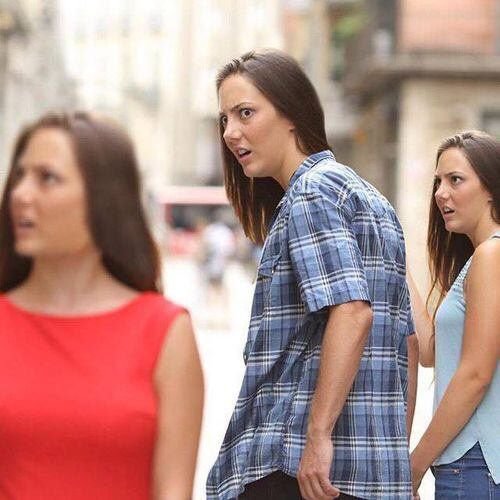 Мем парень оборачивается на девушку