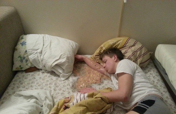 Человек наблевал кровать