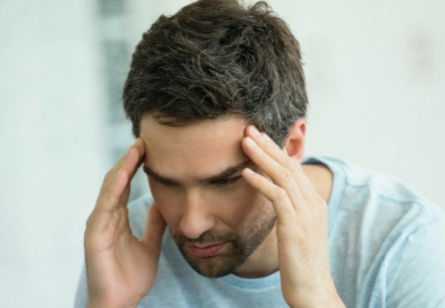 Мужчина думает