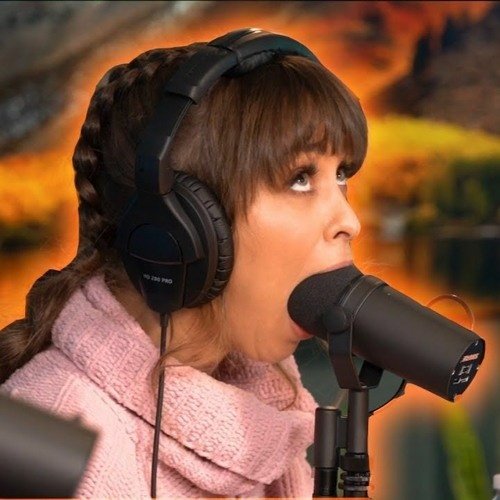 Человек с микрофоном во рту