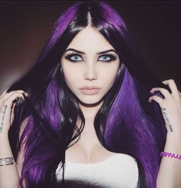 Дайана Кранк с цветными волосами