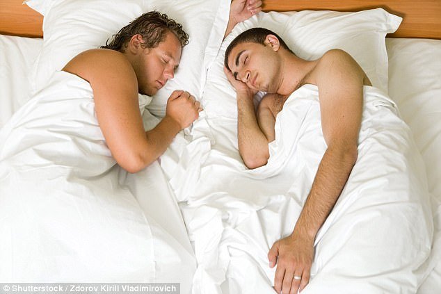 Мужчина спит