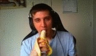 Глотает огурец