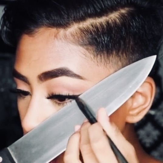 Красит стрелки с помощью ножа